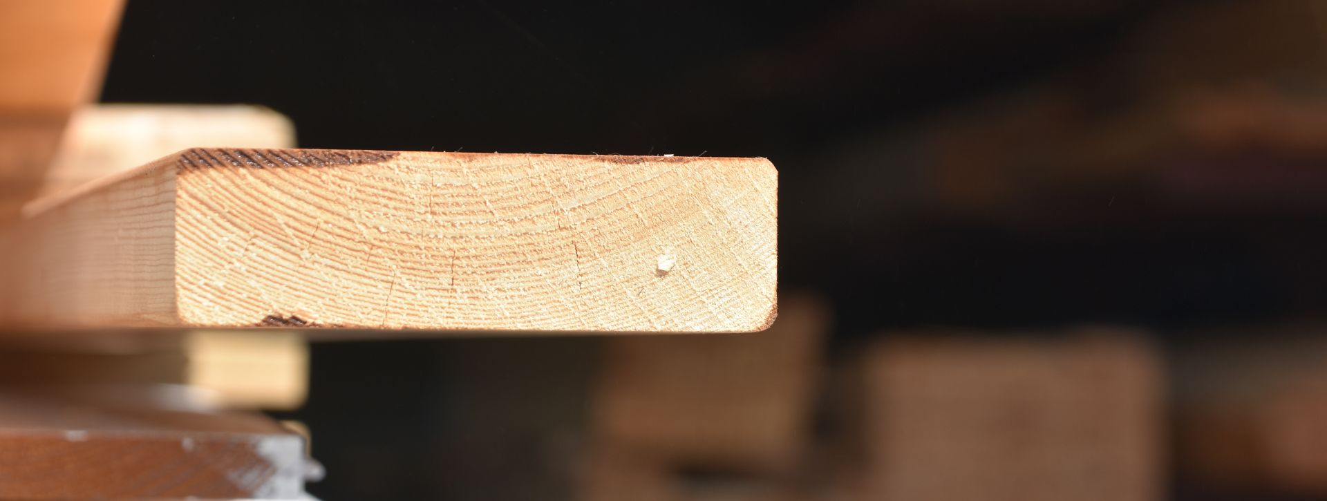 almacén de madera cerca